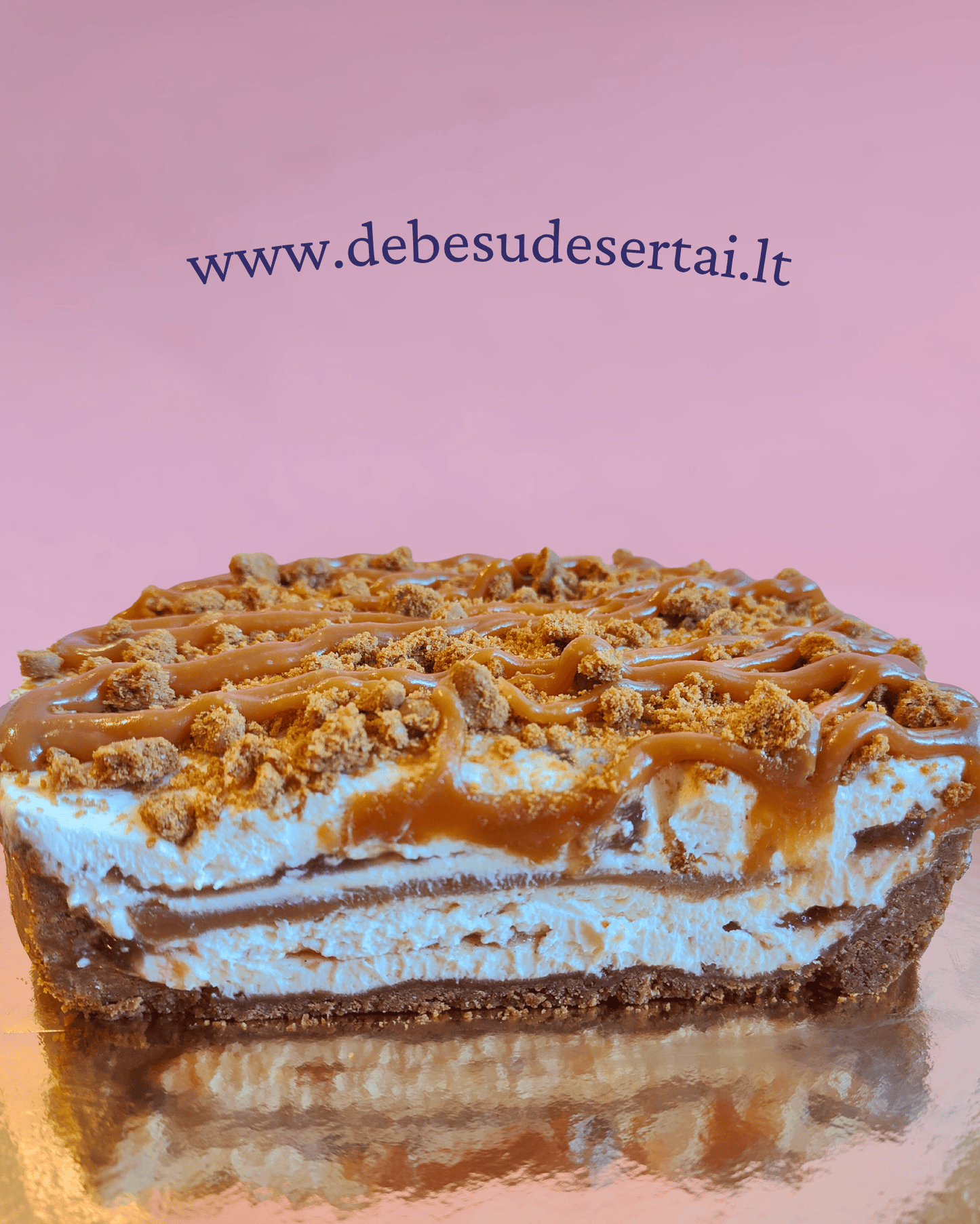 Nekeptas sūrio pyragas su obuoliais ir karamele